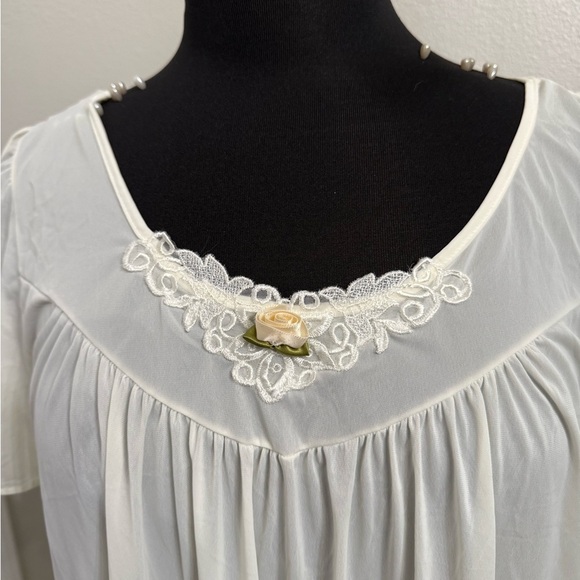 Vintage Vanity Fair Long Night Gown Ivory Cream Pajama Size Medium Rosette USA - Picture 2 of 7